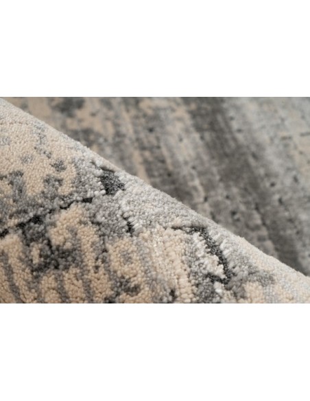 Tappeto moderno grigio con design contemporaneo e praticità quotidiana.