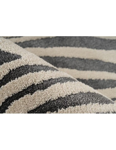 Tappeto moderno nero, elegante e resistente, dialogo tra tradizione e innovazione.