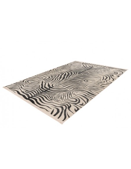 Tappeto moderno nero, elegante e resistente, dialogo tra tradizione e innovazione.