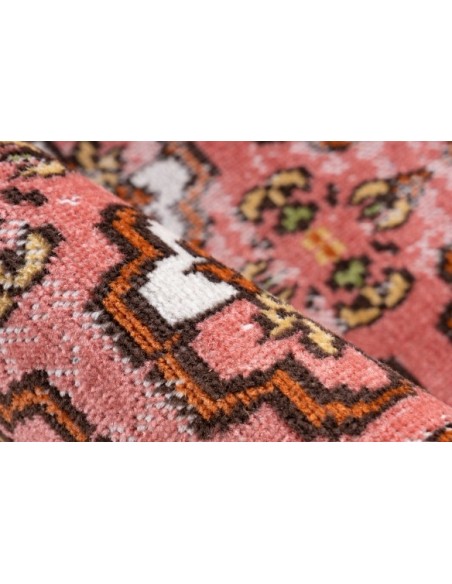Tappeto moderno rosso, elegante e versatile, proveniente dalla Turchia.