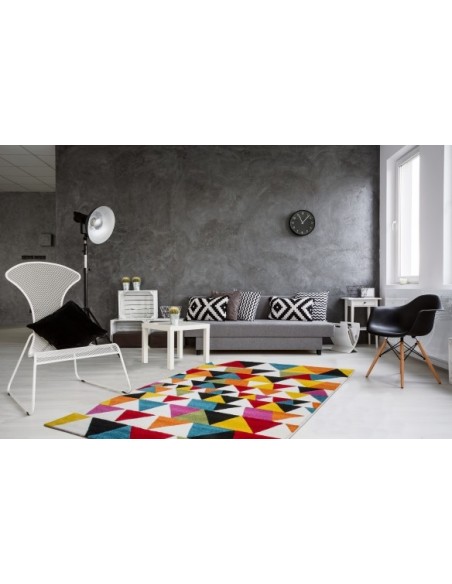 Tappeto moderno geometrico con colori vivaci e design audace.