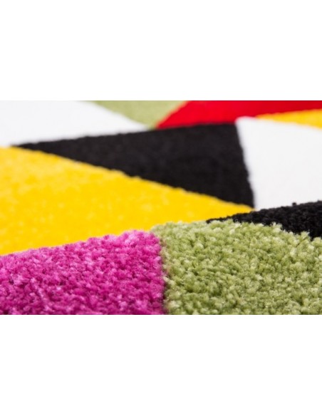 Tappeto moderno geometrico con colori vivaci e design audace.