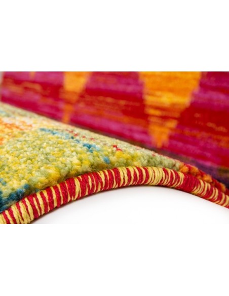 Tappeto moderno con pattern geometrico e colori vibranti.