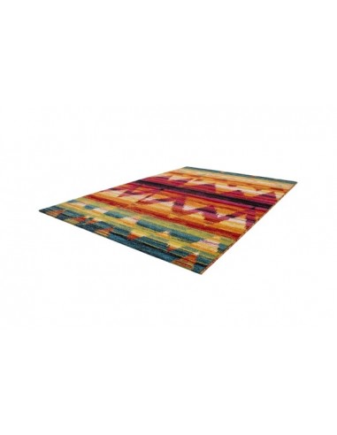 Tappeto moderno con pattern geometrico e colori vibranti.