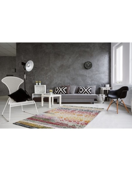 Tappeto moderno con design vivace e resistenza eccezionale.