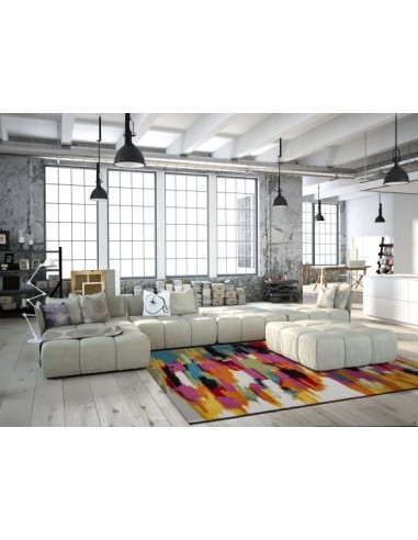 Tappeto moderno con pattern audace e colori vibranti.