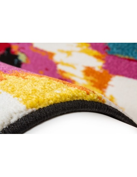 Tappeto moderno con pattern audace e colori vibranti.