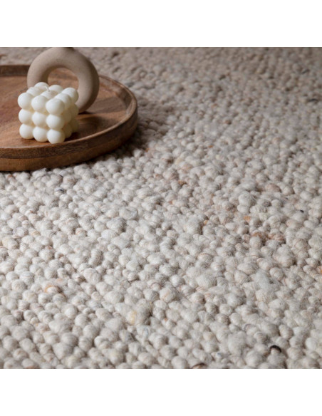 Tappeto Adler Ivory in lana naturale, perfetto per ambienti boho chic ed etnici, unisce eleganza, comfort e design versatile.