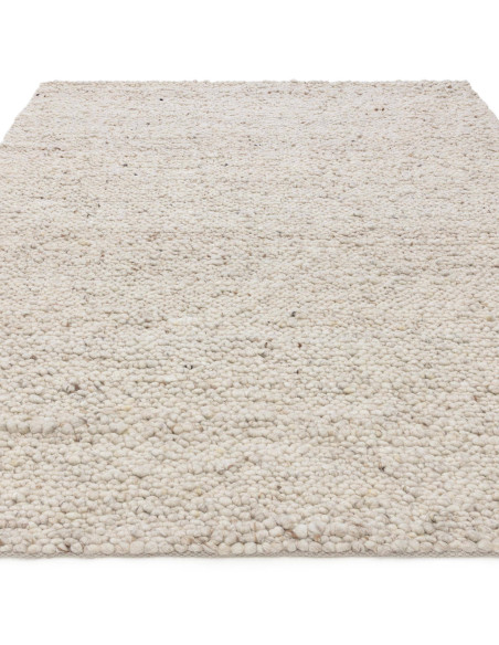 Tappeto Adler Ivory in lana naturale, perfetto per ambienti boho chic ed etnici, unisce eleganza, comfort e design versatile.