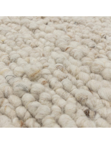 Tappeto Adler Ivory in lana naturale, perfetto per ambienti boho chic ed etnici, unisce eleganza, comfort e design versatile.