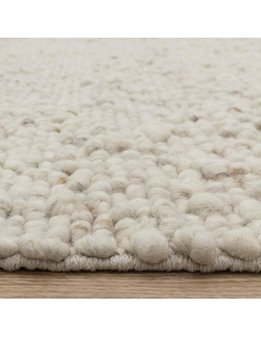 Tappeto Adler Ivory in lana naturale, perfetto per ambienti boho chic ed etnici, unisce eleganza, comfort e design versatile.