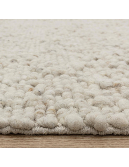 Tappeto Adler Ivory in lana naturale, perfetto per ambienti boho chic ed etnici, unisce eleganza, comfort e design versatile.