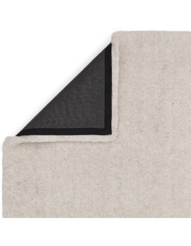 Tappeto Barnaby Off White: morbido, spesso e versatile, perfetto per ambienti boho chic ed etnici. Eleganza e comfort in ogni s