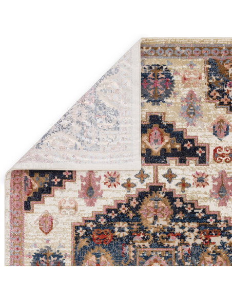 Tappeto classico Zola Aras con motivo tradizionale persiano, colori caldi e materiali resistenti, perfetto per donare eleganza