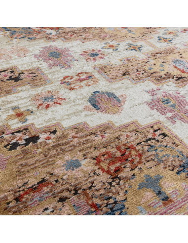 Tappeto classico Zola Aras con motivo tradizionale persiano, colori caldi e materiali resistenti, perfetto per donare eleganza