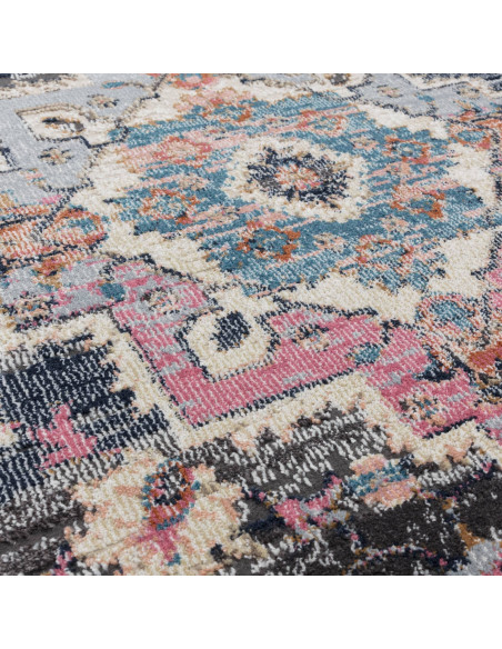 Tappeto classico Zola Razan con motivo persiano, colori raffinati e materiali resistenti, ideale per donare eleganza e comfort