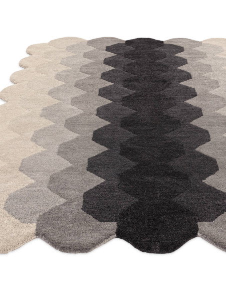 Tappeto Hive Charcoal in lana naturale: design moderno e geometrico, perfetto per soggiorni contemporanei eleganti e confortevo