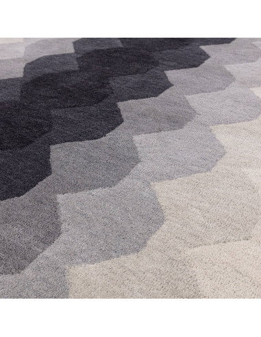 Tappeto Hive Charcoal in lana naturale: design moderno e geometrico, perfetto per soggiorni contemporanei eleganti e confortevo