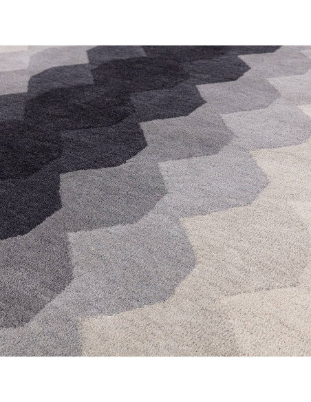 Tappeto Hive Charcoal in lana naturale: design moderno e geometrico, perfetto per soggiorni contemporanei eleganti e confortevo