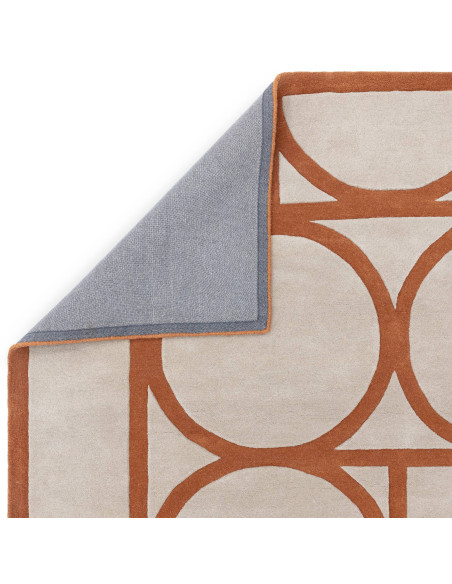 Tappeto Metro Rust: design geometrico e materiali naturali per un soggiorno moderno, elegante e accogliente. Perfetto tra i tap