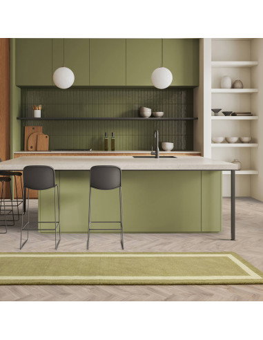 Tappeto minimal in lana naturale verde salvia con motivo a cornice, elegante e versatile, perfetto per ambienti moderni e raffi
