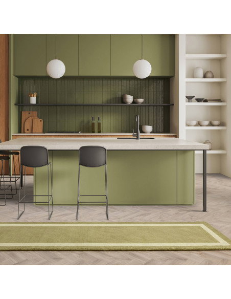 Tappeto minimal in lana naturale verde salvia con motivo a cornice, elegante e versatile, perfetto per ambienti moderni e raffi