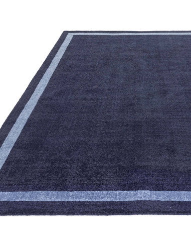 Tappeto minimal Albi Navy in lana naturale blu tinta unita, elegante e versatile, perfetto per ambienti moderni e confortevoli.