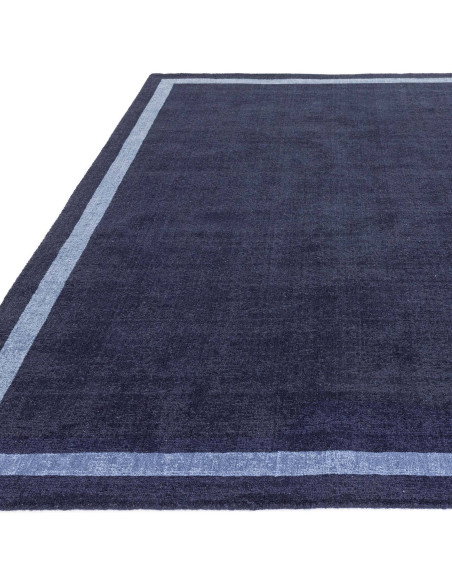 Tappeto minimal Albi Navy in lana naturale blu tinta unita, elegante e versatile, perfetto per ambienti moderni e confortevoli.