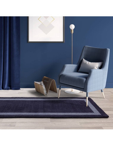 Tappeto minimal Albi Navy in lana naturale blu tinta unita, elegante e versatile, perfetto per ambienti moderni e confortevoli.