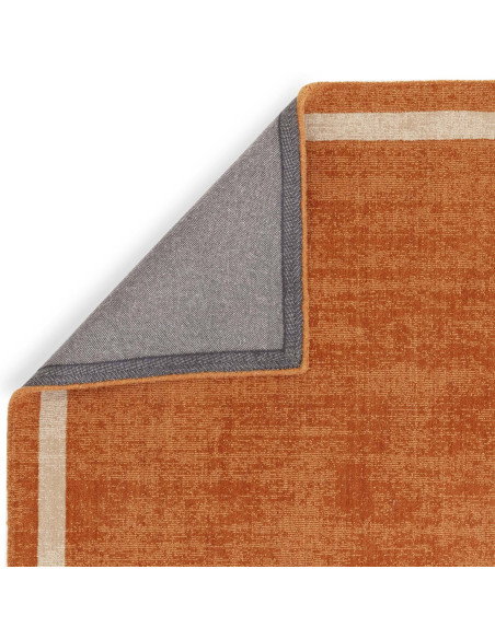 Tappeto Albi Orange in lana naturale, tinta unita con cornice geometrica, perfetto per ambienti minimal e moderni. Comfort e st