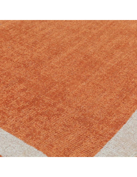 Tappeto Albi Orange in lana naturale, tinta unita con cornice geometrica, perfetto per ambienti minimal e moderni. Comfort e st