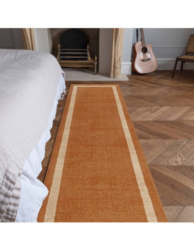 Tappeto Albi Orange in lana naturale, tinta unita con cornice geometrica, perfetto per ambienti minimal e moderni. Comfort e st