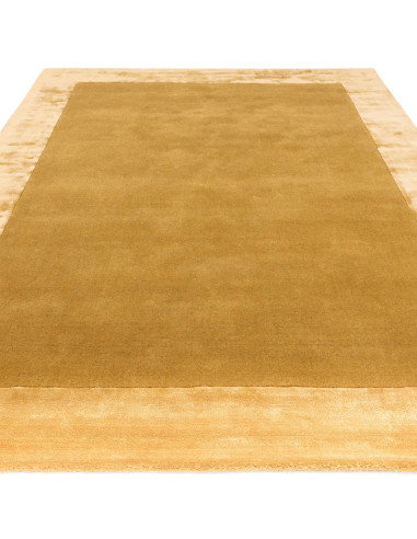 Tappeto Ascot Gold: eleganza minimalista e tinta unita, morbido e resistente, perfetto per ogni ambiente moderno e raffinato.