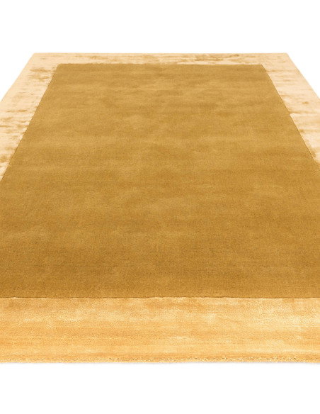 Tappeto Ascot Gold: eleganza minimalista e tinta unita, morbido e resistente, perfetto per ogni ambiente moderno e raffinato.