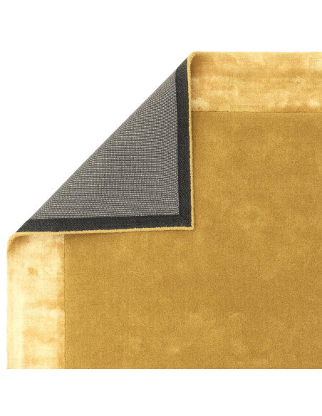 Tappeto Ascot Gold: eleganza minimalista e tinta unita, morbido e resistente, perfetto per ogni ambiente moderno e raffinato.