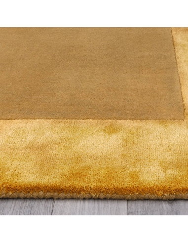 Tappeto Ascot Gold: eleganza minimalista e tinta unita, morbido e resistente, perfetto per ogni ambiente moderno e raffinato.