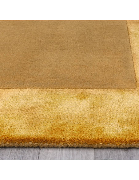 Tappeto Ascot Gold: eleganza minimalista e tinta unita, morbido e resistente, perfetto per ogni ambiente moderno e raffinato.