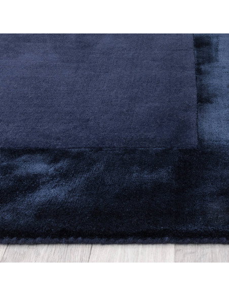 Tappeto Ascot Navy: eleganza e comfort in tinta unita, perfetto per ambienti moderni. Morbido, resistente e dal design minimal