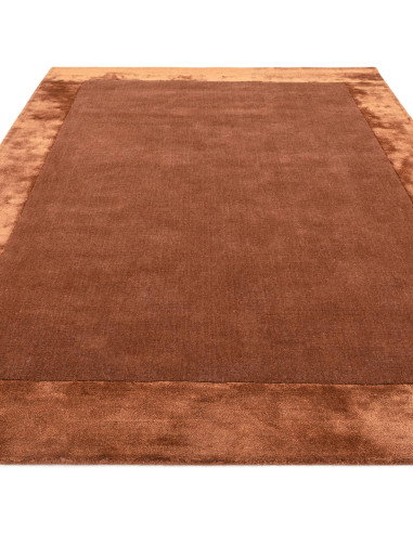 Tappeto minimal Ascot Rust in tinta unita ruggine, morbido e resistente, perfetto per ambienti moderni con un tocco di eleganza
