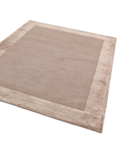 Tappeto Ascot Sand: eleganza minimalista e comfort, tinta unita sabbia, perfetto per ambienti moderni e raffinati. Facile da pu