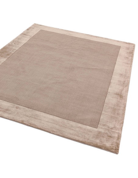 Tappeto Ascot Sand: eleganza minimalista e comfort, tinta unita sabbia, perfetto per ambienti moderni e raffinati. Facile da pu
