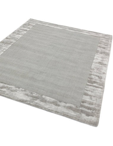 Tappeto Ascot Silver: eleganza minimalista in tinta unita, morbido e resistente, perfetto per ambienti moderni e raffinati.