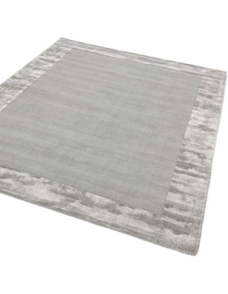 Tappeto Ascot Silver: eleganza minimalista in tinta unita, morbido e resistente, perfetto per ambienti moderni e raffinati.