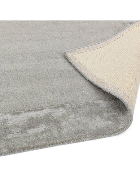 Tappeto Ascot Silver: eleganza minimalista in tinta unita, morbido e resistente, perfetto per ambienti moderni e raffinati.