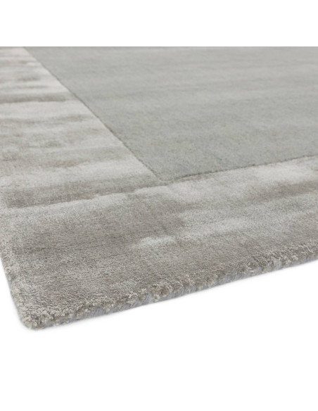 Tappeto Ascot Silver: eleganza minimalista in tinta unita, morbido e resistente, perfetto per ambienti moderni e raffinati.