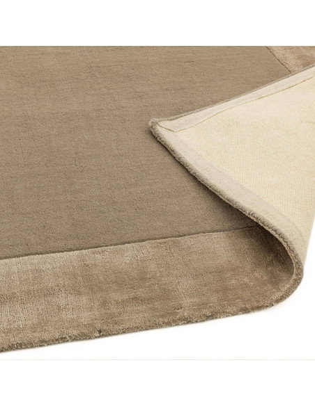 Tappeto Ascot Taupe: eleganza minimalista e comfort, perfetto per ogni ambiente con design tinta unita e materiali naturali di