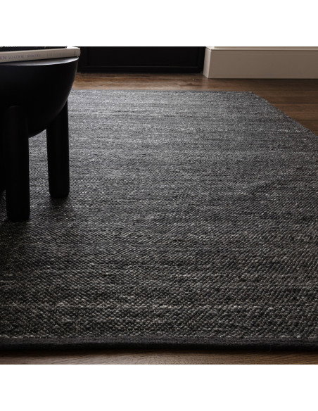 Tappeto Birkdale Indigo in lana e poliestere, tinta unita blu scuro, perfetto per ambienti minimal con stile e comfort duraturo