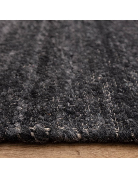 Tappeto Birkdale Indigo in lana e poliestere, tinta unita blu scuro, perfetto per ambienti minimal con stile e comfort duraturo