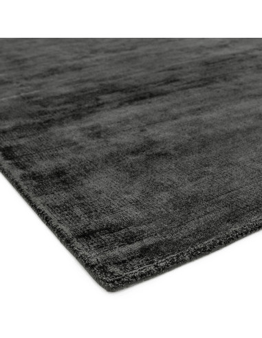 Tappeto tinta unita Blade Charcoal in viscosa naturale, design minimalista e comfort unico per ambienti eleganti e moderni.