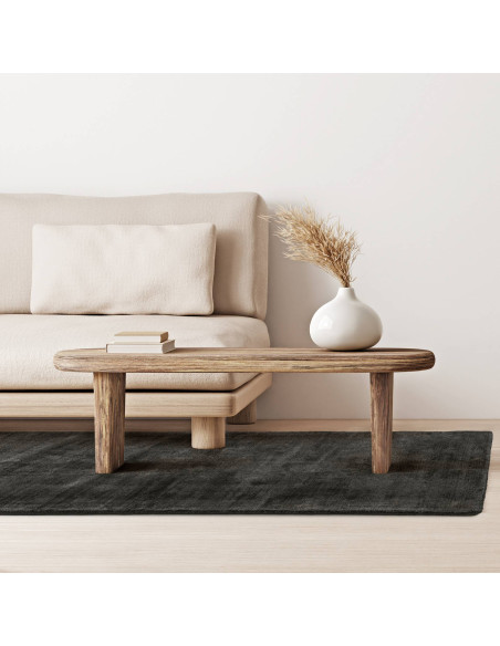 Tappeto tinta unita Blade Charcoal in viscosa naturale, design minimalista e comfort unico per ambienti eleganti e moderni.